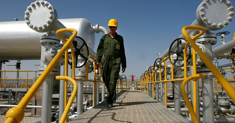 তেল স্থাপনায় তত্ত্বাবধানে কর্মচারী